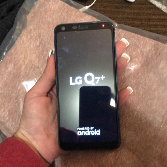 ****LIKE NEW**** LG Q7+ - Picture 6 of 7